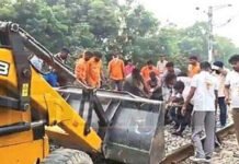 ट्रेन की चपेट में आने से आधा दर्जन गौवंश की मौत Half a dozen cattle died after being hit by a train