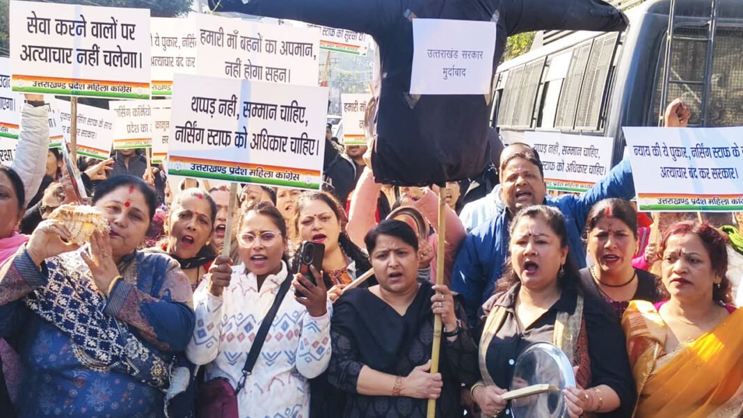 Nursing officers surrounded the police headquarters