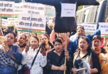 महिला कांग्रेस और नर्सिंग अभ्यर्थियों ने पुलिस मुख्यालय का किया घेराव, हुई तीखी नोंकझोंक Nursing officers surrounded the police headquarters