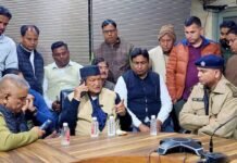 एफआईआर दर्ज कराने को थाने पर गरजे हरदा Harda roared at the police station to file an FIR