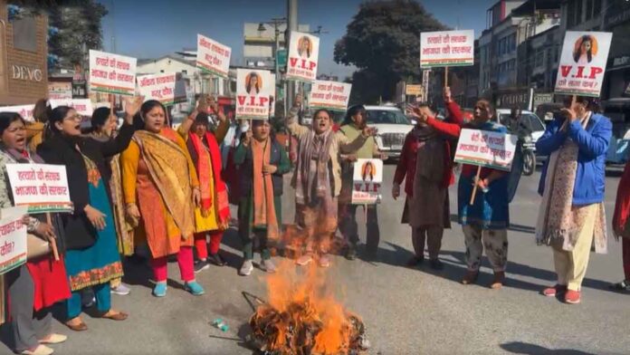 Women Congress burn an effigy of the government