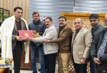 डीएम को उत्कृष्ट सेवा कार्यों के लिए जर्नलिस्ट यूनियन ने किया सम्मानित DM was honored by the Journalists Union