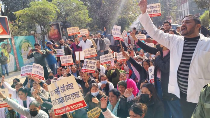 Unemployed nurses marched towards CM residence