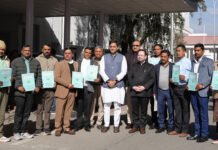 पशुपालन व सेवायोजन विभाग में चयनित कार्मिकों को सौंपे गए नियुक्ति पत्र Appointment letters were handed over to selected personnel
