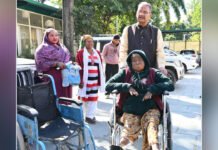 मंत्री गणेश जोशी ने सुनी आमजन की समस्याएं, बुजुर्ग दिव्यांगजन को व्हीलचेयर प्रदान की Ganesh Joshi provided wheelchair to elderly person