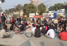 प्रारंभिक शिक्षा निदेशक मारपीट प्रकरण, विधायक की गिरफ्तारी को लेकर निदेशालय पर प्रदर्शन Director of Primary Education assault case