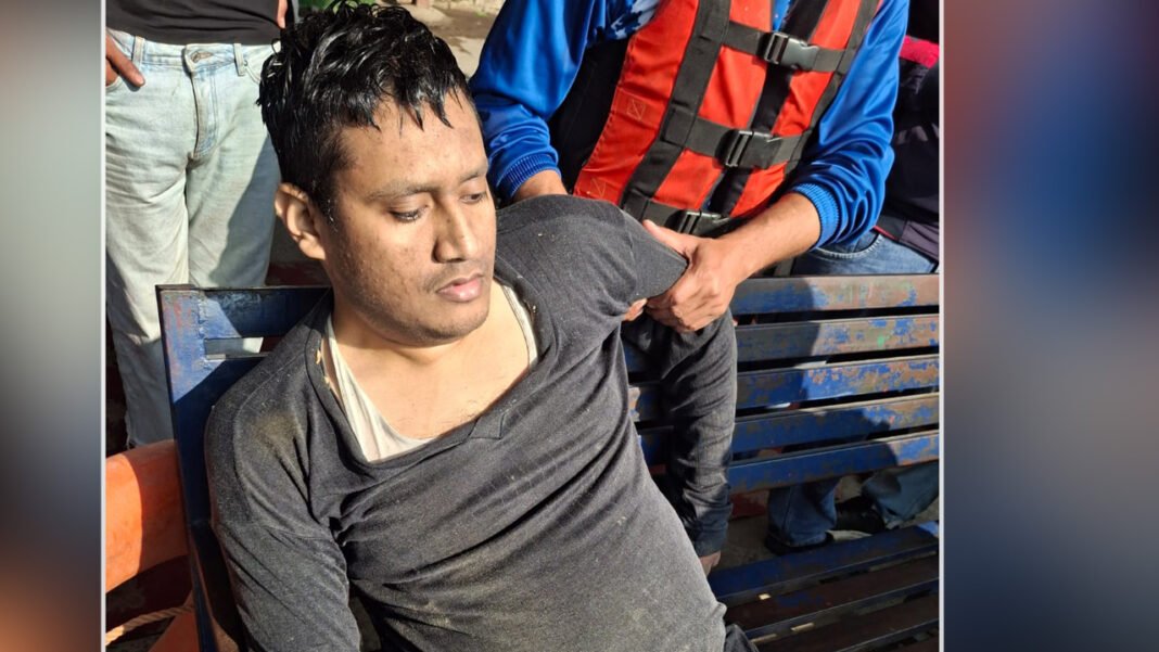 Police officers became guardian angels for a man drowning in river