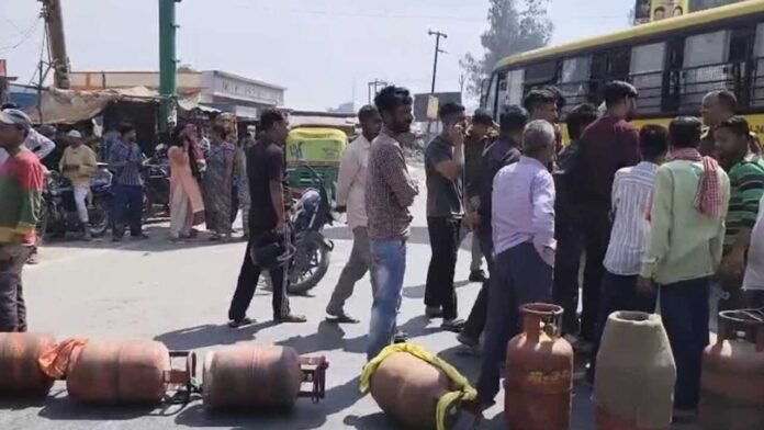 Long queues for gas cylinders
