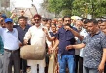 गैस की कालाबाजारी के विरोध में लघु व्यापारियों ने किया प्रदर्शन Small traders protested against black marketing of gas