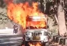 चलती पिकअप में अचानक लगी आग, चालक ने कूदकर बचाई जान A moving pickup suddenly caught fire