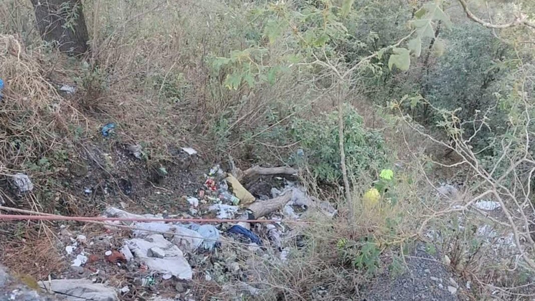 Truck fell into ditch on Dehradun-Mussoorie road