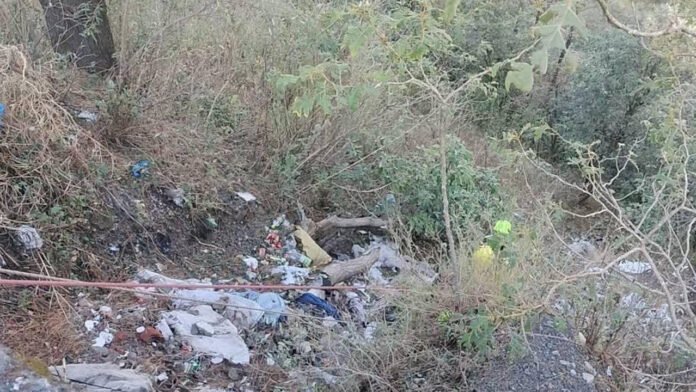 Truck fell into ditch on Dehradun-Mussoorie road