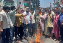 पेट्रोल-डीजल कीमतों में बढ़ोतरी पर कांग्रेस का हल्ला बोल Congress attacks hike in petrol and diesel prices