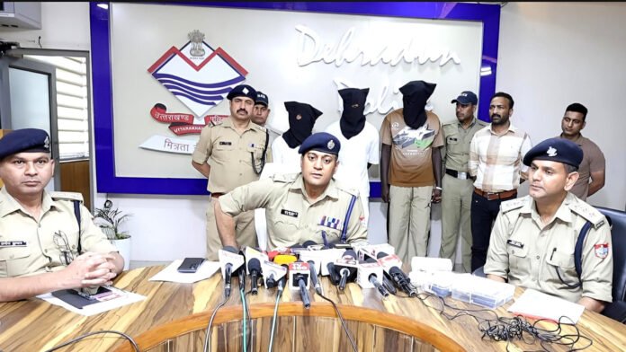 Two Foreign Peddlers from Cobra Gang Arrested