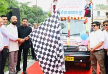 डीएम ने रवाना किया मतदाता जागरूकता रथ DM flagged off the voter awareness chariot