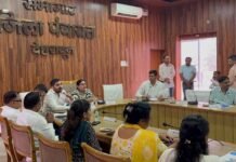 जनसमस्याओं को लेकर अधिकारियों को घेरा Officials surrounded regarding public problems