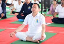 अंतरराष्ट्रीय योग दिवस : मुख्यमंत्री धामी ने हजारों लोगों के साथ किया योगाभ्यास CM Dhami practiced yoga with thousands of people