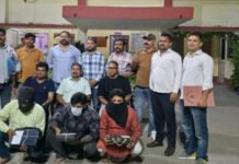 फर्जी शस्त्र लाइसेंस से हथियारों की हनक दिखाने वाले तीन गिरफ्तार Three arrested for flaunting weapons using fake arms licenses