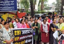 भारी बारिश के बीच महिलाओं ने सीबीआई कार्यालय घेरा Women lay siege to CBI office amid heavy rain