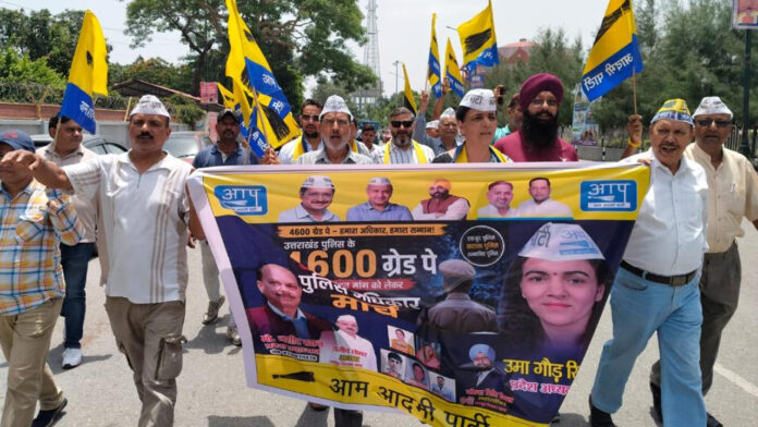Protest at Police Headquarters demanding a 4600 grade pay