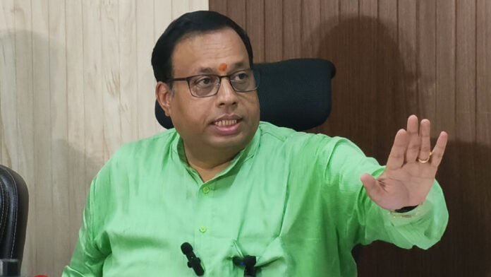 Hemant-Dwivedi-pic Hemant Dwivedi has once again challenged Ganesh Godiyal to a debate
