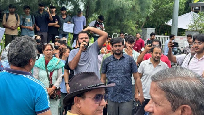 Protest in Dehradun against lathi-charge in Delhi