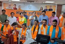 श्रीनगर की निर्दलीय मेयर के साथ 10 पार्षद भाजपा में शामिल City independent mayor and 10 councillors join BJP
