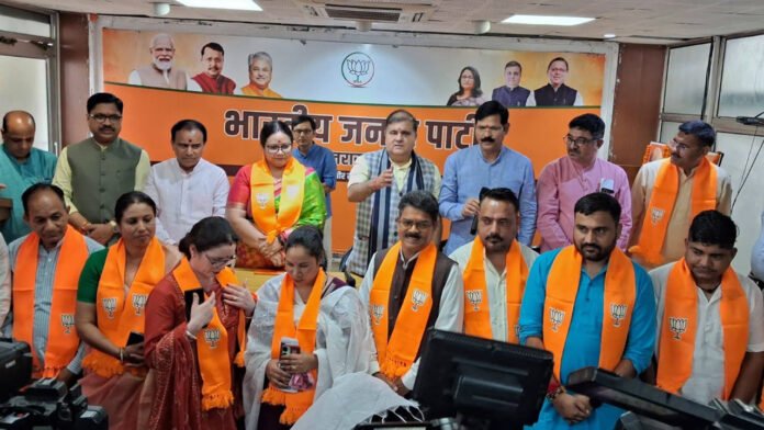 Mayor-Arti City independent mayor and 10 councillors join BJP