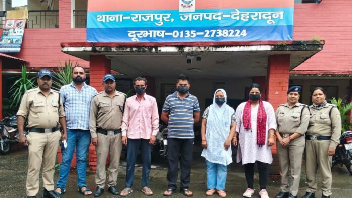 Sell-doughter Four arrested including a mother who tried to sell her daughter