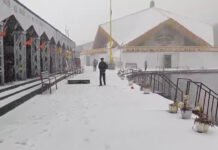 हेमकुंड साहिब में हुई सीजन की पहली बर्फबारी Season first snowfall at Hemkund Sahib