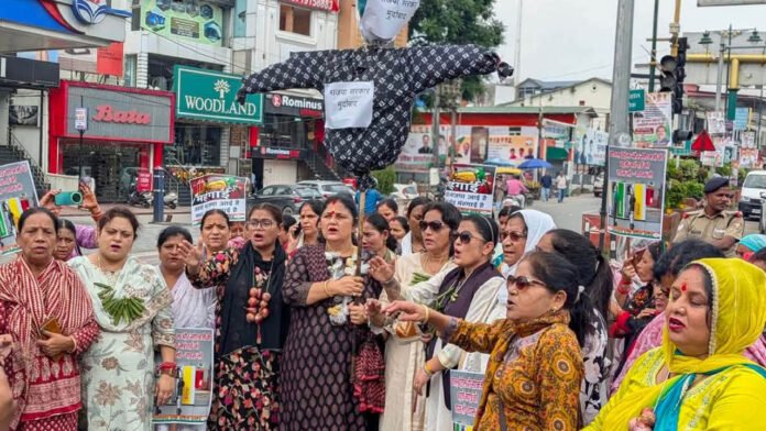 Mahila-Congress Mahila Congress staged a protest wearing garlands of onions