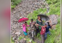 …..एक मां की जिंदगी छह किलोमीटर तक कंधों पर? A mother life carried on shoulders for six kilometers?