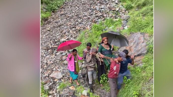 A mother life carried on shoulders for six kilometers?