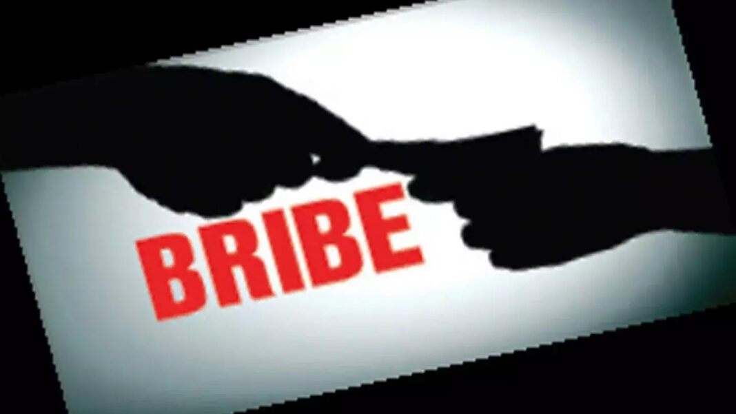 Female ASI arrested red-handed while accepting a bribe of 10000