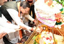 सीएम धामी ने की बाबा विश्वनाथ से प्रधानमंत्री के स्वस्थ एवं दीर्घायु जीवन की कामना CM Dhami prays for Prime Minister long life