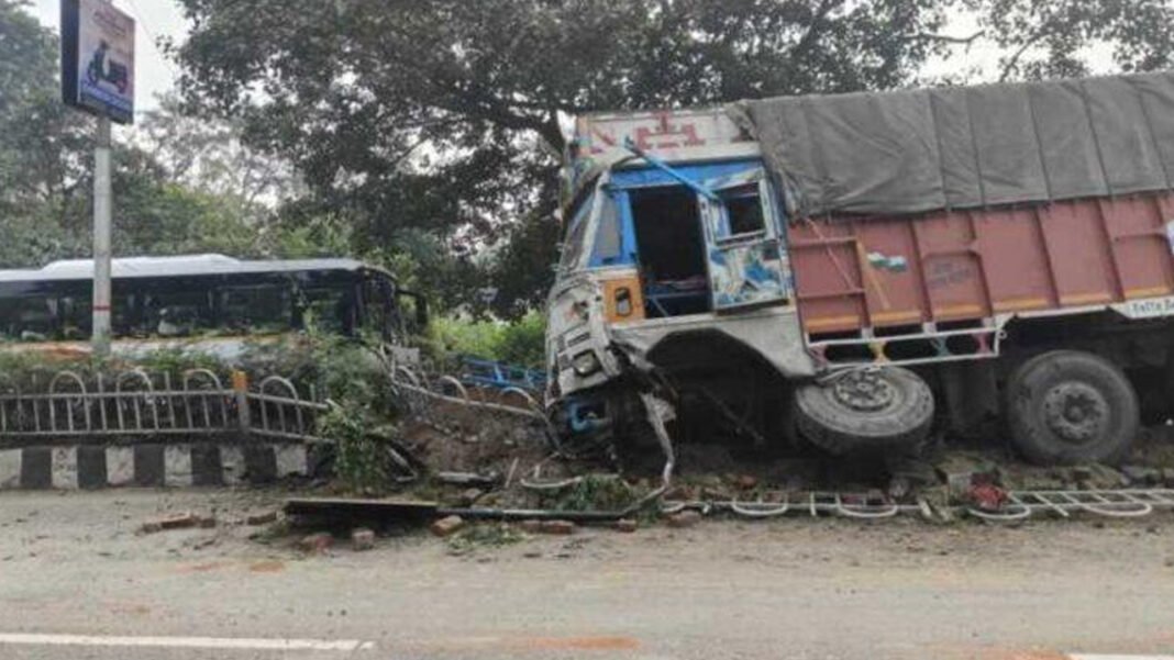 Violent collision between a truck and a police bus